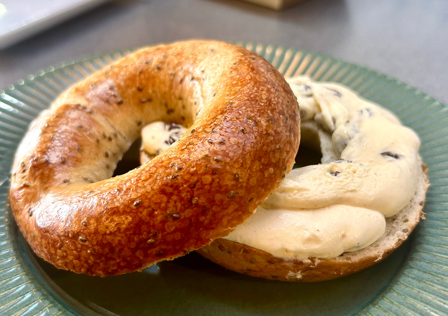 BANANA AND CHIA SEEDS BAGEL WITH RUM RAISINS CREAM CHEESE